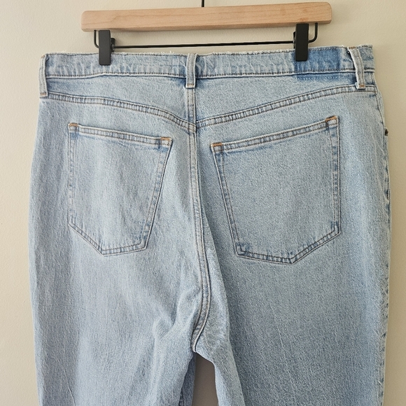 Abercrombie & Fitch Light Wash Distressed The 90s Straight Ultra High Rise Jeans - Picture 9 of 13